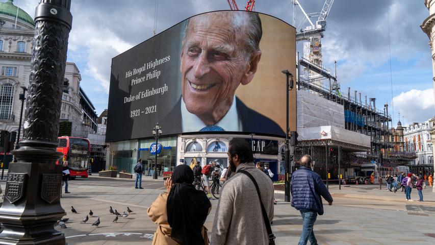 Digitaler Abschiedsgruß am Piccadilly Circus in London: Prinz Philip, der Ehemann von Königin Elizabeth II, ist im Alter von 99 Jahren verstorben.