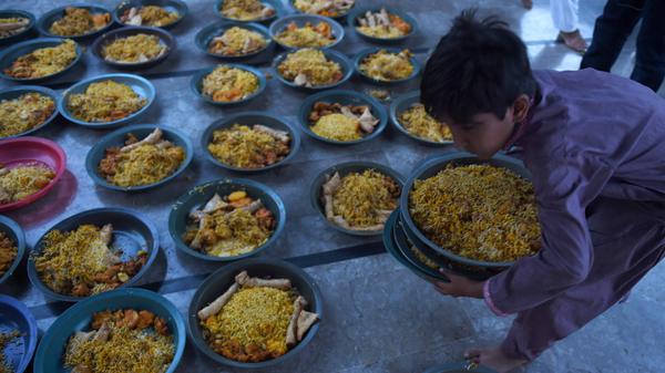 Die Mahlzeit, die im letzten Drittel der Nacht, also vor Sonnenaufgang und somit vor dem Beginn des Tagesfastens stattfindet, heißt Sahūr.