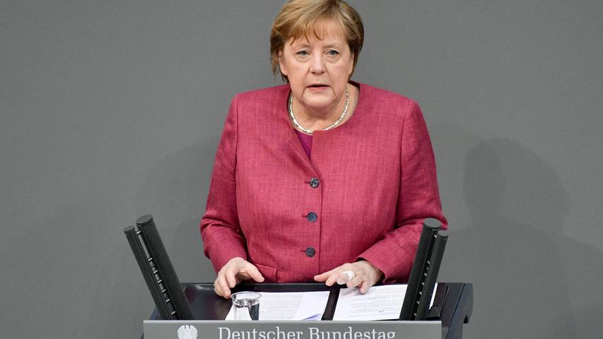 Am Freitag wurde im Bundestag über das Infektionsschutzgesetz heftig debattiert. Bundeskanzlerin Angela Merkel mahnte in einer Rede abermals, die Rufe aus der Intensivmedizin nicht zu überhören. "Das Virus lässt nicht mit sich verhandeln, es versteht nur eine einzige Sprache, die Sprache der Entschlossenheit", sagte Merkel, die ebenfalls am Freitag mit dem Vakzin von Astra Zeneca geimpft worden ist. 