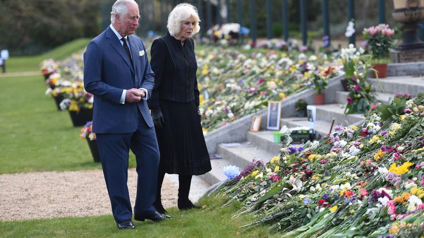 Zahlreiche Trauernde legten Blumen nieder. Prinz Charles und seine Frau Camilla besuchten die Gärten von Marlborough House, um die Anteilnahme der Menschen zu würdigen. 