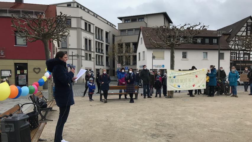 Demonstration Initiative Familien auf dem Marktplatz in Forchheim gegen Schließung der Schulen und für Öffnung der Schulen mit Sicherheitskonzept. Foto: Jana Schneeberg 17.04.2021