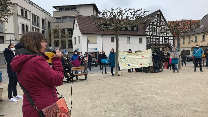 Demonstration Initiative Familien auf dem Marktplatz in Forchheim gegen Schließung der Schulen und für Öffnung der Schulen mit Sicherheitskonzept. Foto: Jana Schneeberg 17.04.2021
