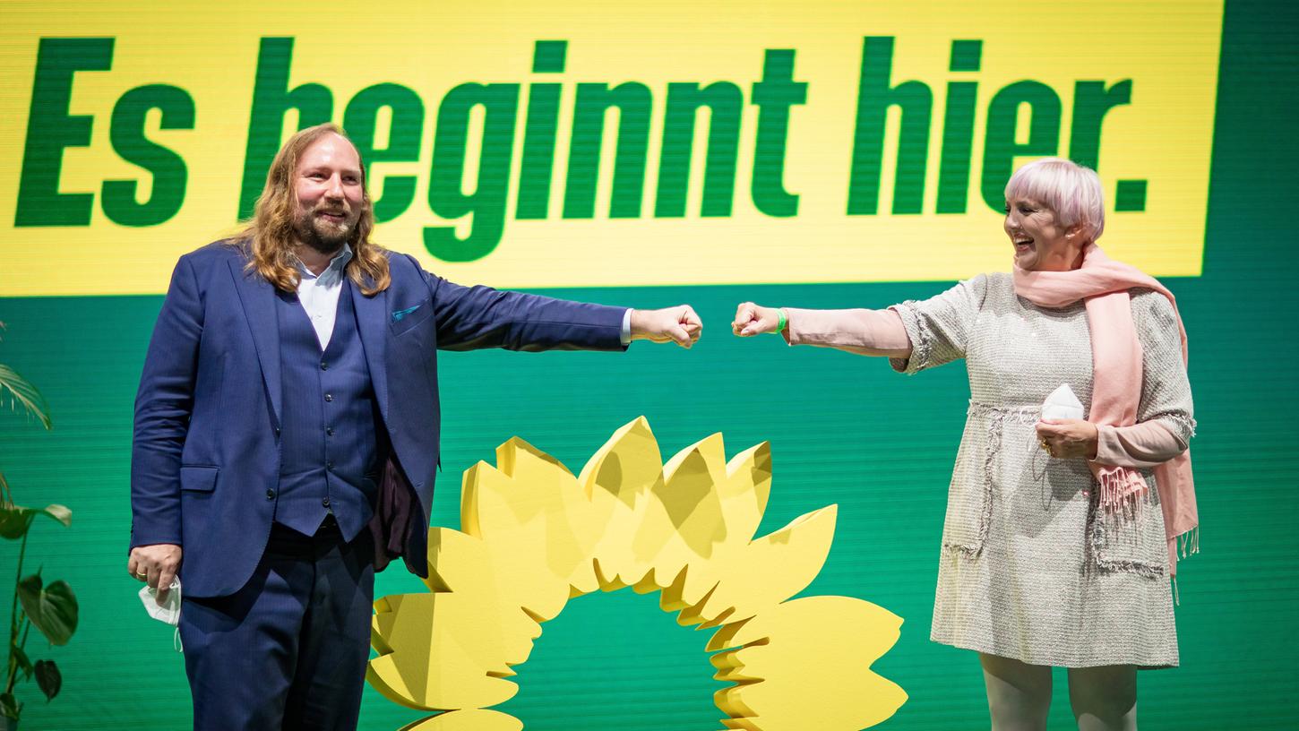 Auf der Landesdelegiertenkonferenz wurde am Samstag in Augsburg die Liste der Bayerischen Grünen für den Bundestagswahlkampf und ein neuer Co-Vorsitzender gewählt. Claudia Roth und Anton Hofreiter gelang der Sprung an die Spitze ihrer Landesliste.