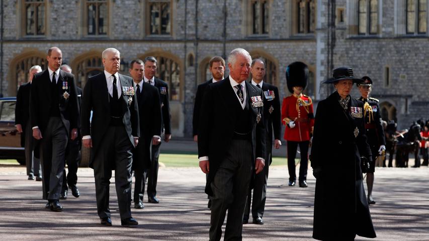 Prinz Charles, Prinzessin Anne, dahinter  Prinz Andrew, Prinz Edward, gefolgt von Prinz William, Peter Phillips, Prinz Harry sowie David Armstrong-Jones und Sir Tim Laurence begleiten den Herzog von Edinburgh auf seinem letzten Weg. 