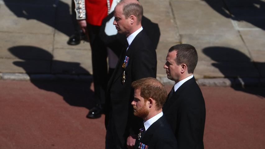 Prinz William und sein Bruder Prinz Harry folgten dem Sarg zusammen mit Peter Phillips (Mitte), dem Sohn von Prinzessin Anne. 