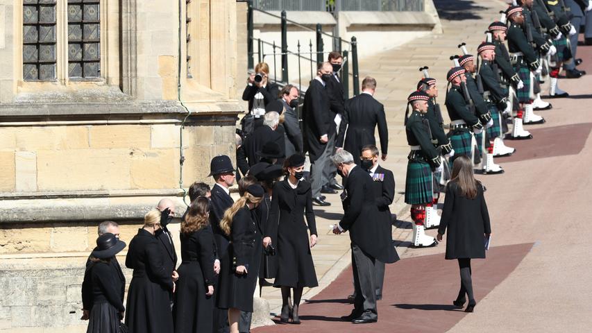 Den Trauerzug empfingen die Mitglieder des Königshauses, darunter die Ehefrau von Prinz William und die Enkel des Verstorbenen. 