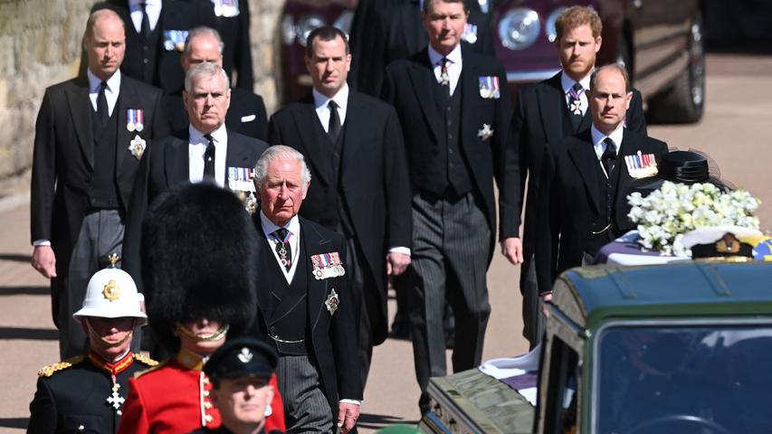 Prinz Charles, Prinzessin Anne, dahinter  Prinz Andrew, Prinz Edward, gefolgt von Prinz William, Peter Phillips, Prinz Harry sowie  David Armstrong-Jones und Sir Tim Laurence begleiten den Herzog von Edinburgh auf seinem letzten Weg. 