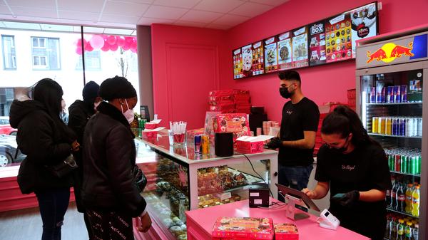 Bei der riesigen Auswahl an unterschiedlichsten Kreationen dauerte es eine ganze Weile, bis sich die jungen Frauen entschieden haben.