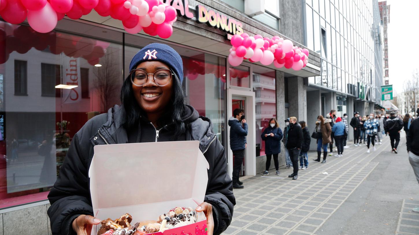 Reina Sebou hat sich schon um 11 Uhr angestellt, obwohl die Eröffnung erst für 13 Uhr vorgesehen war. Der Lohn: Sie zählte zu den ersten, die in der neuen "Royal-Donuts"-Filiale zugreifen durfte.