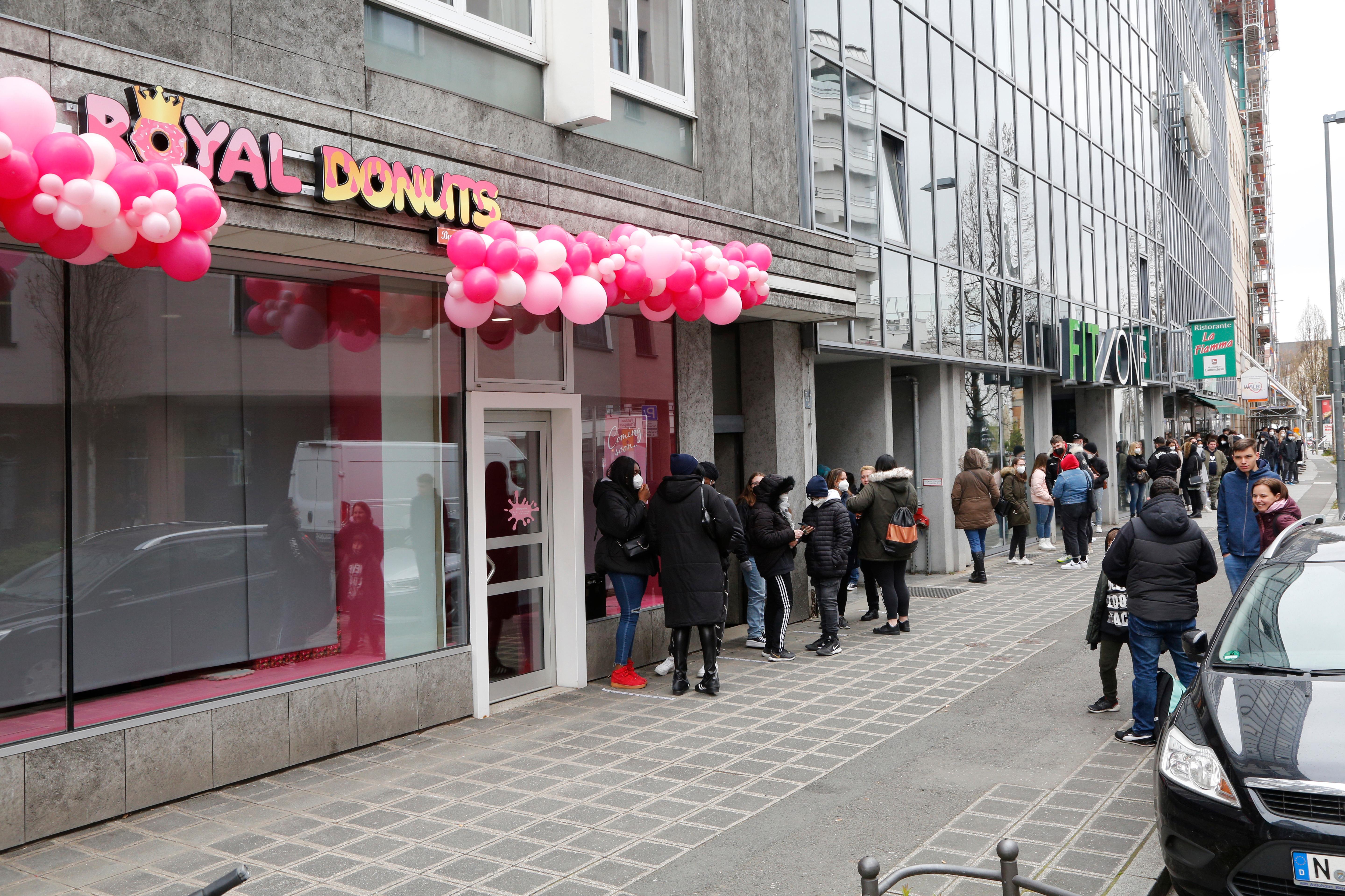 Schon lange vor der offiziellen Eröffnung um 13 Uhr bildete sich am Samstag eine lange Schlange vor der neuen "Royal Donuts"-Filiale in der Dr.-Kurt-Schumacher-Straße am Nürnberger Kornmarkt.