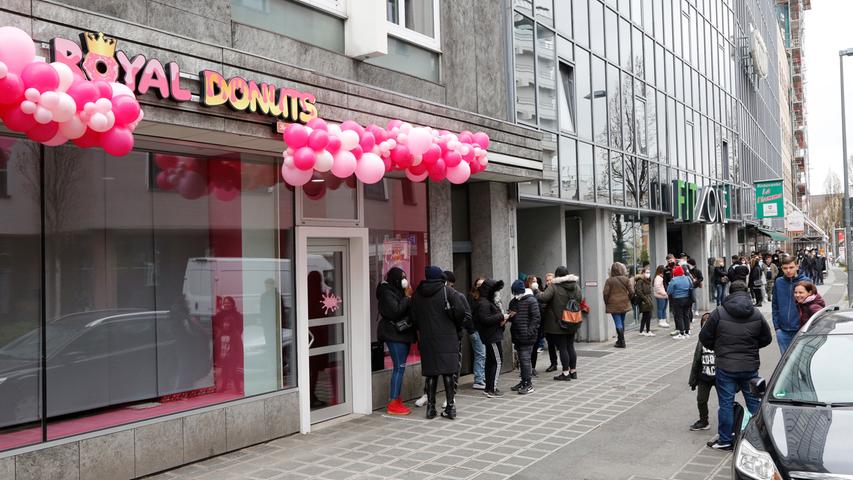 Schon lange vor der offiziellen Eröffnung um 13 Uhr bildete sich am Samstag eine lange Schlange vor der neuen "Royal Donuts"-Filiale in der Dr.-Kurt-Schumacher-Straße am Nürnberger Kornmarkt.