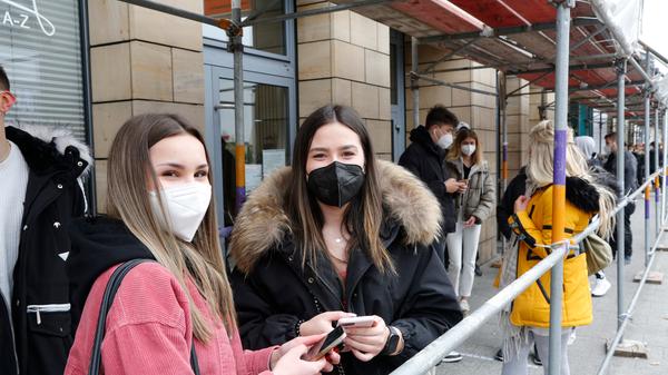 Emily Förtsch (links) und Teresa Hartbauer wollten bei der Premiere unbedingt dabei sein.