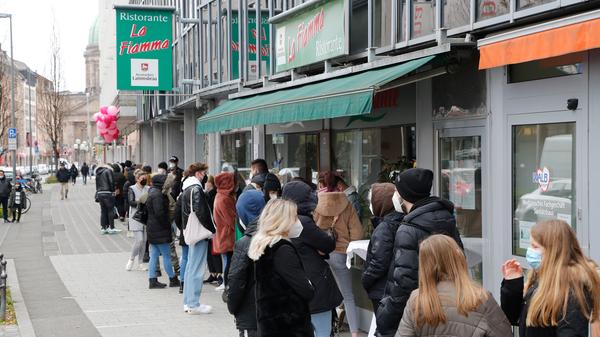 Voller Vorfreude auf das süße Gebäck waren viele Nürnbergerinnen und Nürnberger bereit, sich am Samstagmittag vor dem Geschäft zu gedulden.