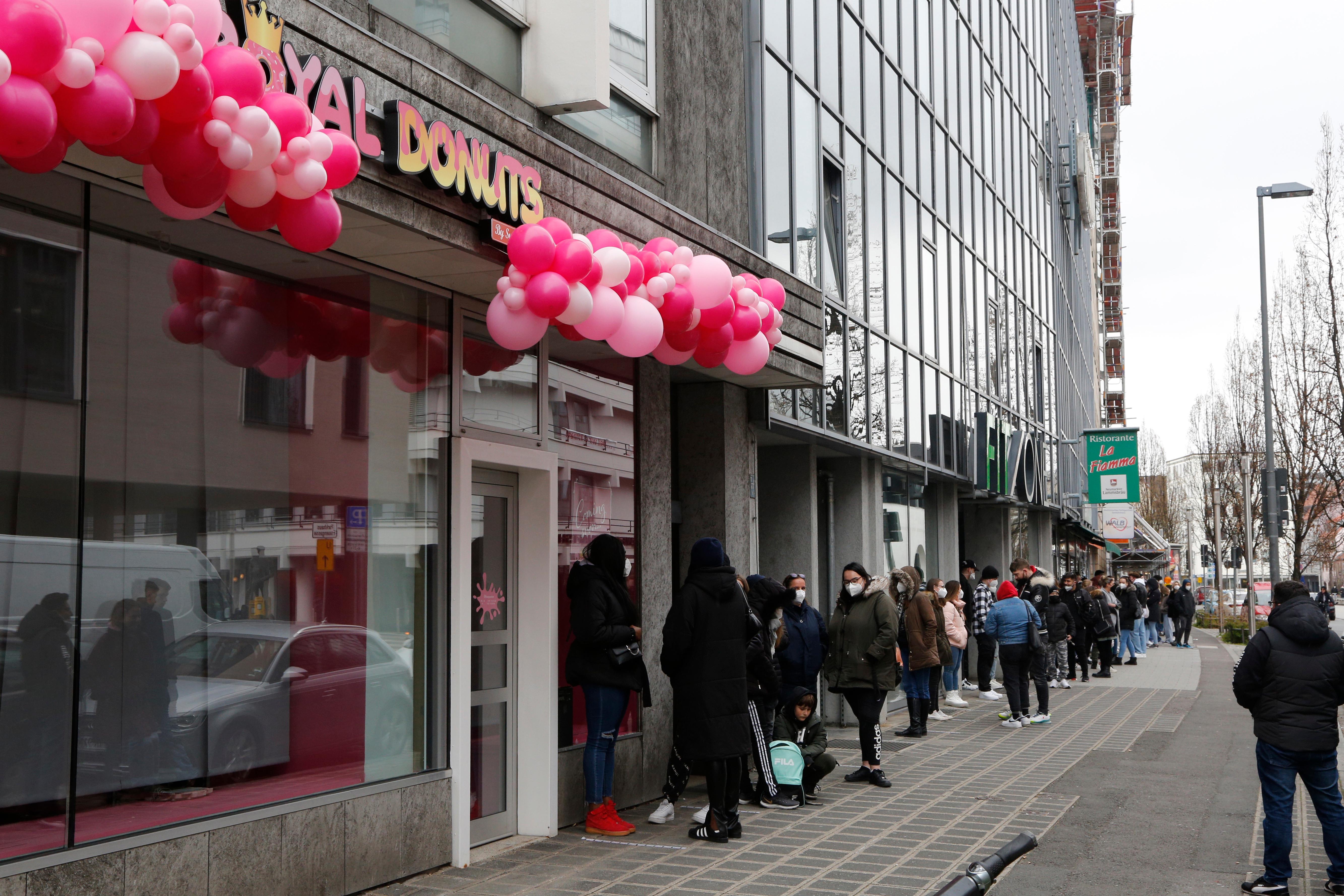 Vom Jakobsplatz kommend, waren die Luftballons schon aus weiter Ferne zu sehen. Wer am Kornmarkt unterwegs war, konnte die Schlange nicht übersehen.