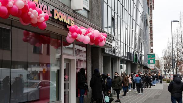 Vom Jakobsplatz kommend, waren die Luftballons schon aus weiter Ferne zu sehen. Wer am Kornmarkt unterwegs war, konnte die Schlange nicht übersehen.
