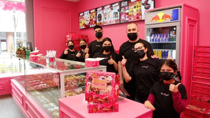 Die Inhaber Esra und Yakup Irmak wollen die Kundschaft mit handgemachten Donuts überzeugen.