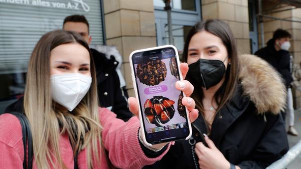 Bei Emily Förtsch fiel die Wahl schnell auf einen Strawberry Choc Ball.