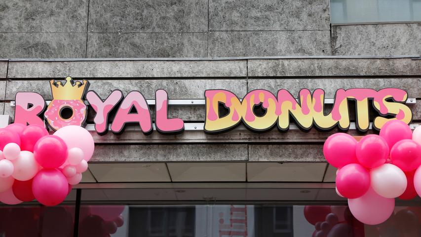 Die Filiale in der Dr. Kurt-Schumacher-Straße ist die erste des Franchise "Royal Donuts" in Nürnberg.