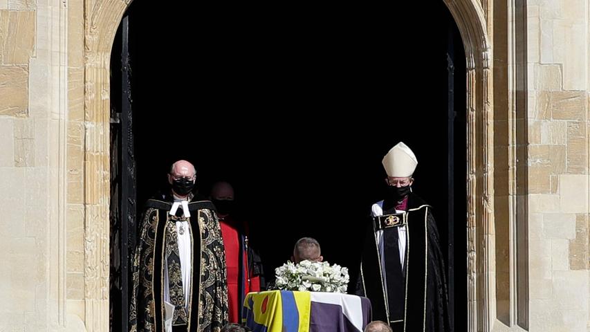 Am Eingang zur Kapelle wurde der Sarg vom Dekan von Windsor, David Connor, und dem Erzbischof von Canterbury und Primas von ganz England, Justin Welby, in Empfang genommen. 