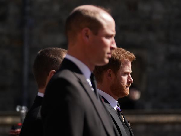Trotz des angespannten Verhältnisses zeigen sich Prinz Harry und Prinz William zur Trauerfeier wieder vereint. 