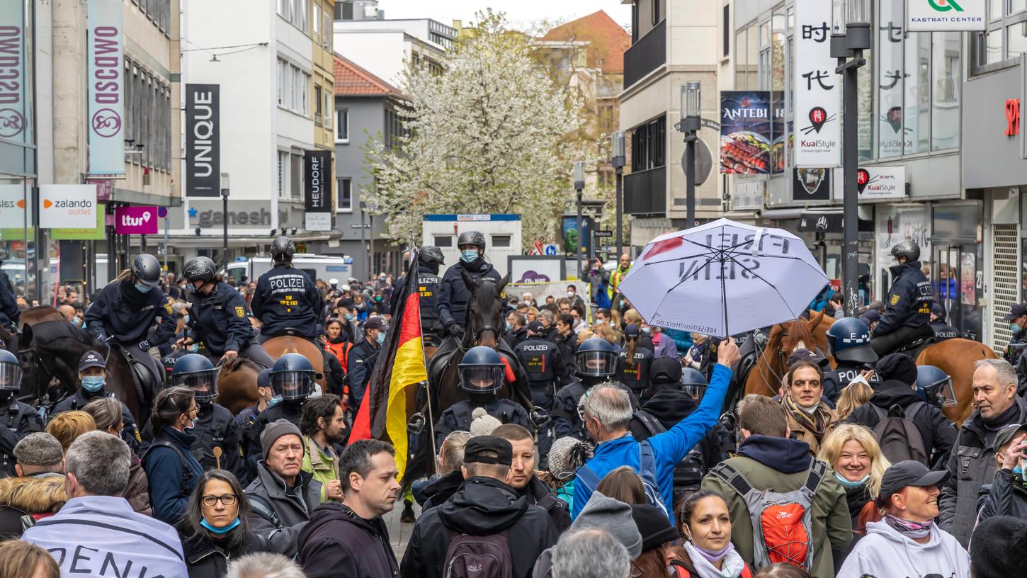 Trotz Verbot haben mehrere Hundert Gegner der Corona-Maßnahmen in Stuttgart demonstriert. In der Innenstadt kam es zu einer Kundgebung mit Querdenker-Gründer Michael Ballweg und seinem Mitstreiter Ralf Ludwig.
