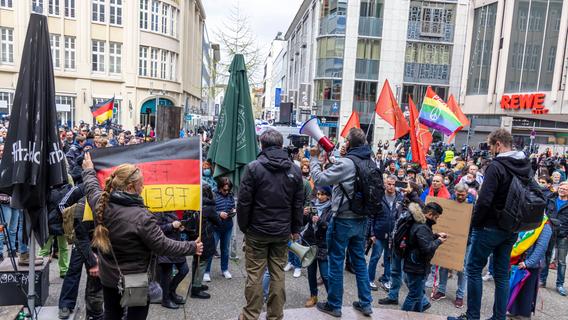In der Stuttgarter Innenstadt kam es zu einer Kundgebung mit Querdenker-Gründer Michael Ballweg und seinem Mitstreiter Ralf Ludwig.