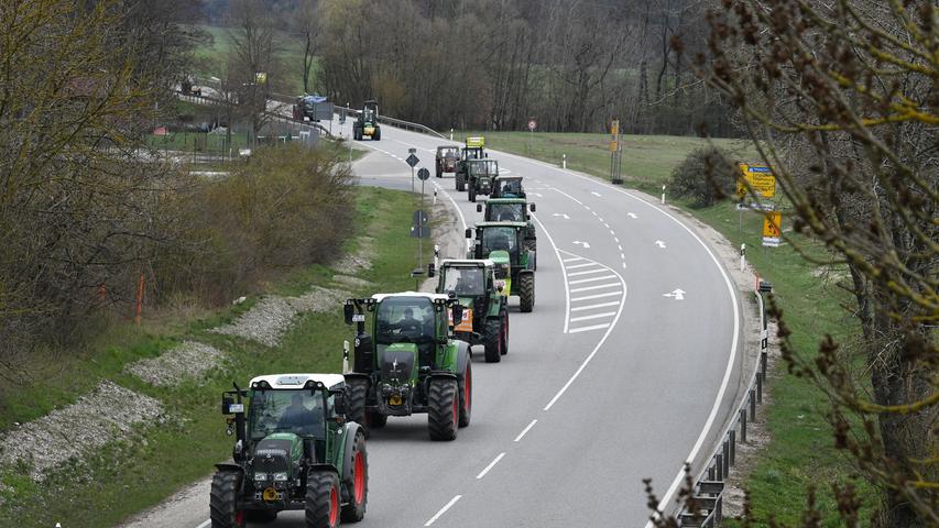 Traktoren mit Transparenten: Demo gegen Ausbau der B299