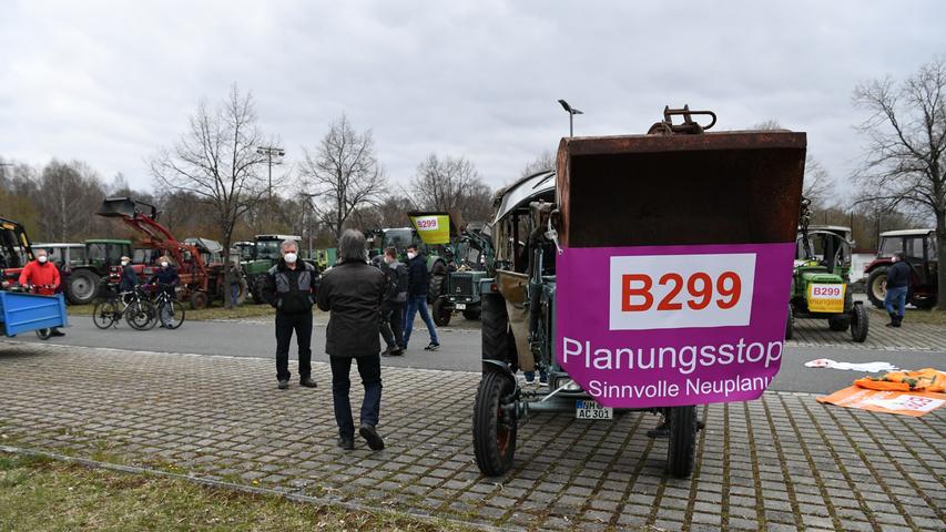 Traktoren mit Transparenten: Demo gegen Ausbau der B299