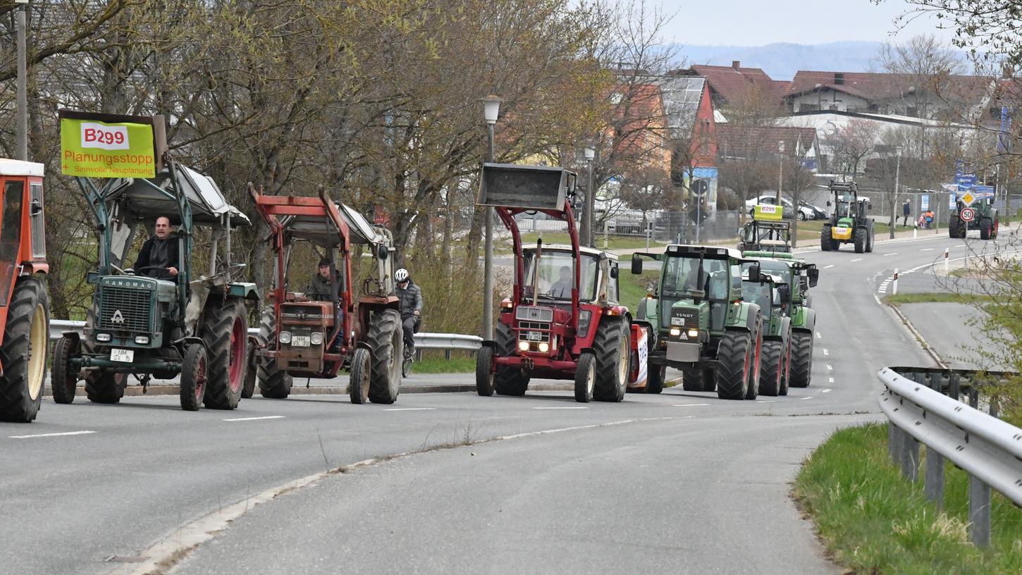 Die Protestaktionen gegen den B299-Ausbau - hier eine Traktor-Demo im April - gehen weiter.