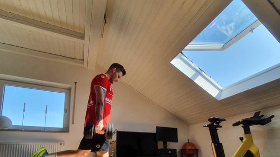 Hampus Olsson beim Krafttraining im Wohnzimmer. Hampus Olsson beim Krafttraining im Wohnzimmer.