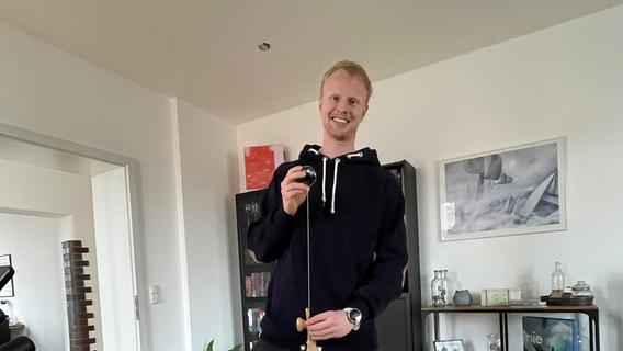 Ablenkung mit Geschicklichkeitsspielen: Sebastian Firnhaber wusste sich zu helfen.
Ablenkung mit Geschicklichkeitsspielen: Sebastian Firnhaber wusste sich zu helfen.