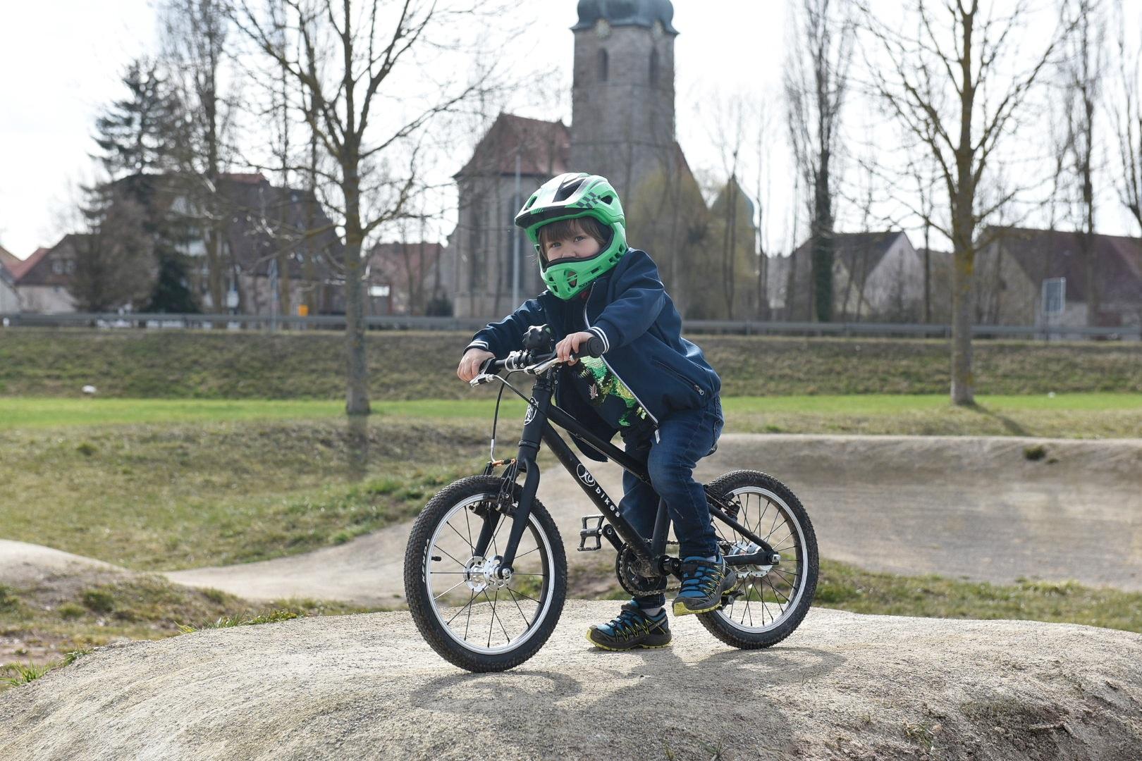 Der vierjährige Hannes Rucker "nutzt den Lockdown für seine vielfältigen sportlichen Interessen", schreiben seine Eltern. Ob auf dem Rad, ...