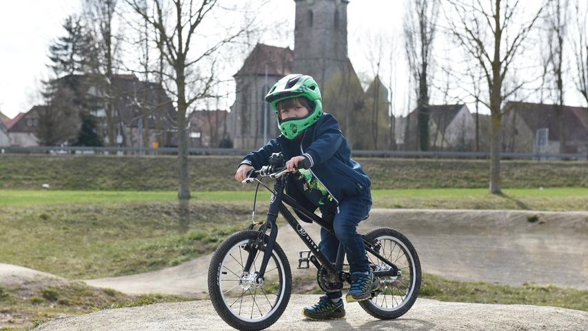 Der vierjährige Hannes Rucker "nutzt den Lockdown für seine vielfältigen sportlichen Interessen", schreiben seine Eltern. Ob auf dem Rad, ...