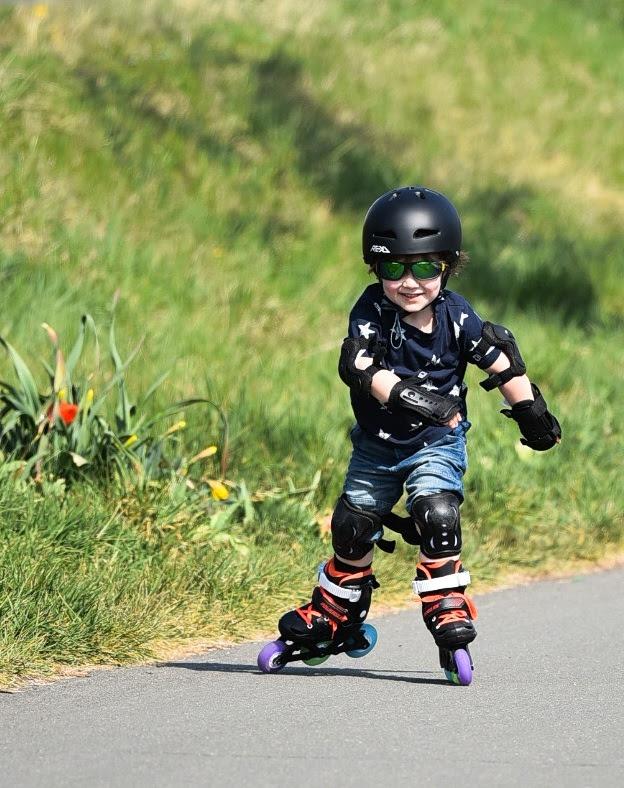 auf Inlineskates - der kleine Hannes kompensiert das fehlende Taekwondo mit vielen verschiedenen Trainings. 