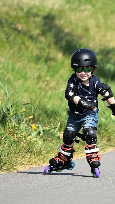 auf Inlineskates - der kleine Hannes kompensiert das fehlende Taekwondo mit vielen verschiedenen Trainings.