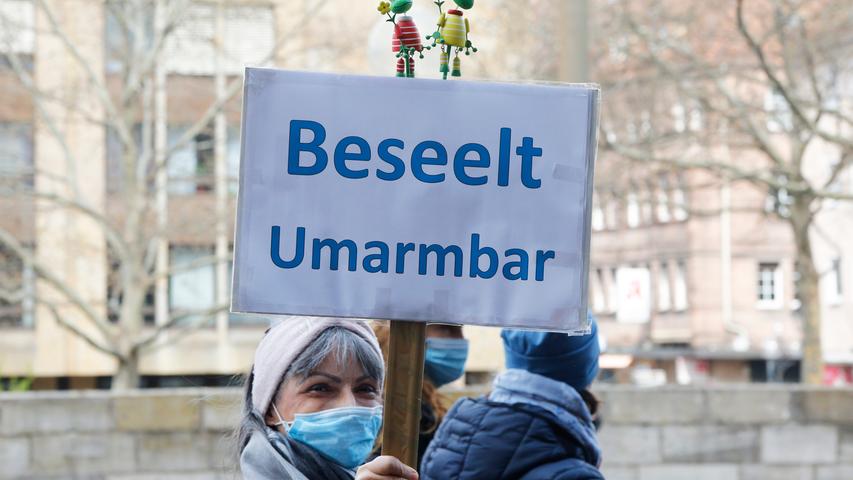 Gegner der Corona-Politik veranstalteten Schweigemarsch in Nürnberg
