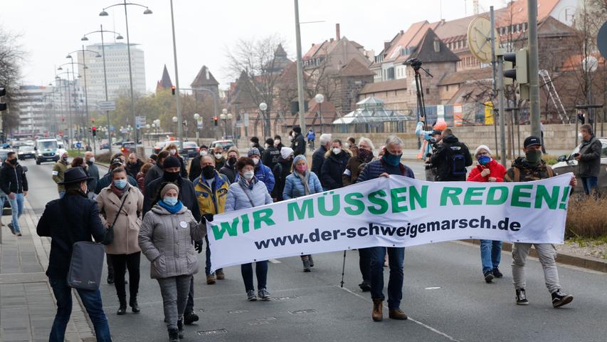 Gegner der Corona-Politik veranstalteten Schweigemarsch in Nürnberg