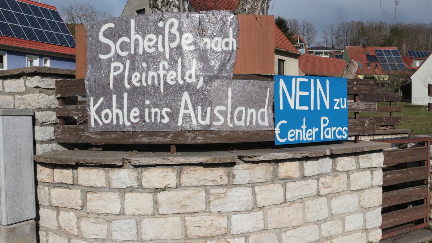 Ihren Protest gegen Center Parcs zeigen Menschen auch immer wieder mittels Plakaten wie hier in Ramsberg am Bahnübergang.