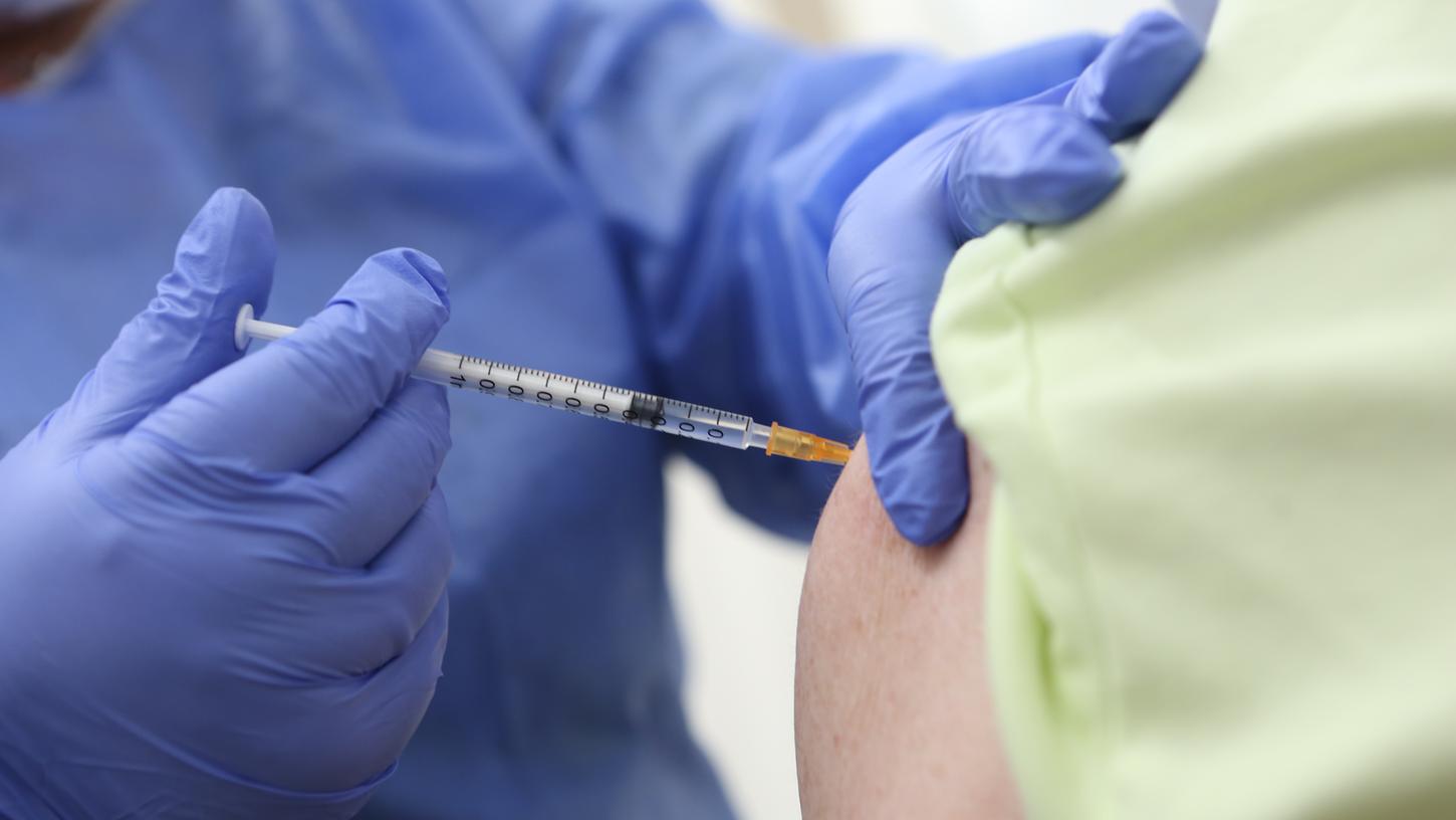 Die bisherige Impf-Priorisierung soll laut CSU-Chef Markus Söder aufgehoben werden. Er plädierte für mehr Betriebs- und Familienimpfungen.