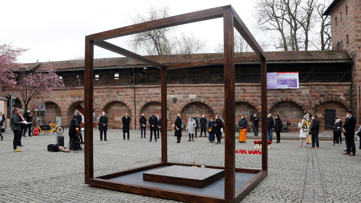 Ein minimalistisch gestalteter Würfel soll an die Opfer der Pandemie erinnern: Am Klarissenplatz wurde ein Ort zum Innehalten geschaffen. 
