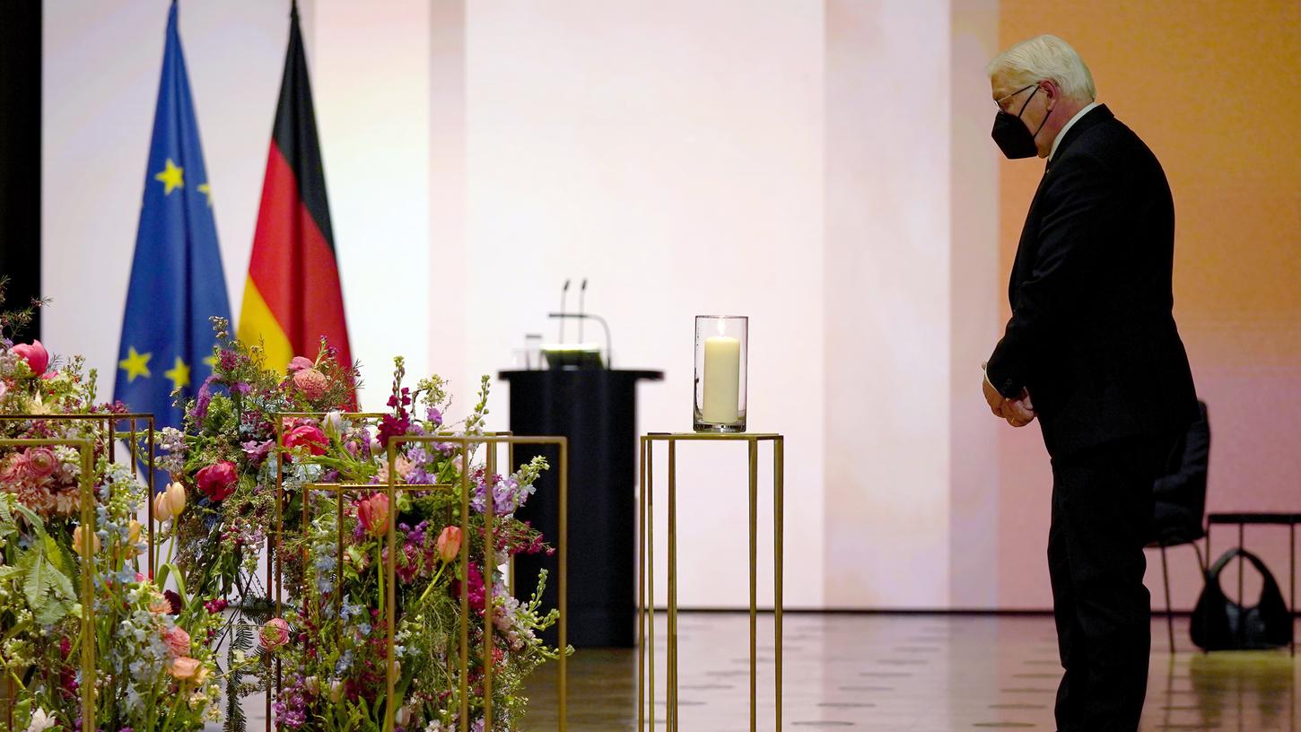 Bundespräsident Frank-Walter Steinmeier gedachte zusammen mit Hinterbliebenen in Berlin der Coronatoten. 