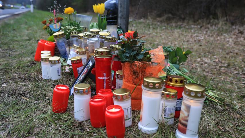 Mit Hupkonzert und Kerzen: Hunderte trauern um 18-jährigen Biker