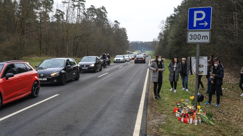 Mit Hupkonzert und Kerzen: Hunderte trauern um 18-jährigen Biker