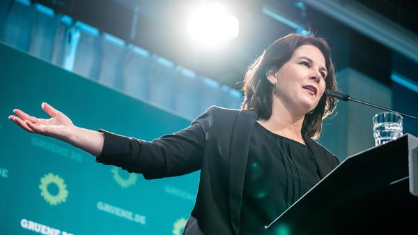Mit ihrer Familie lebt Baerbock in Potsdam, wo sie sich um ein Direktmandat bewirbt - größter Konkurrent im Wahlkreis ist Bundesfinanzminister Olaf Scholz (SPD).