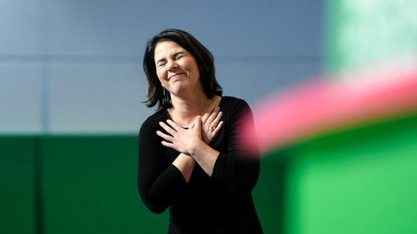 Baerbock sagte in einem Interview, sie sei Mitglied der evangelischen Kirche, aber nicht gläubig. In der Kirche sei sie geblieben, weil ihr die Idee des Miteinanders extrem wichtig sei.