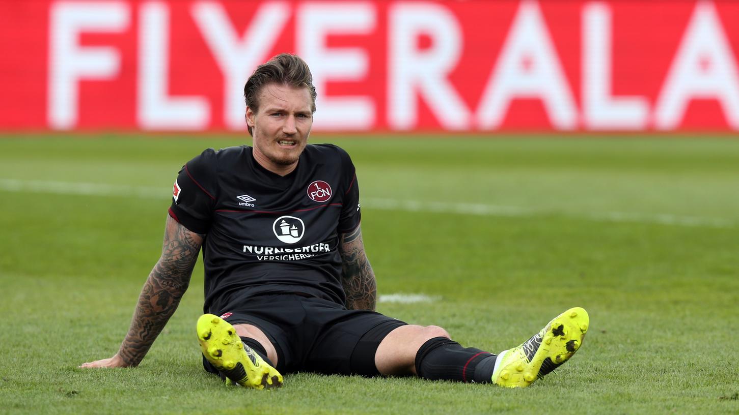 Wird er noch rechtzeitig fit? Manuel Schäffer hat im Training einen Schlag aufs Knie abbekommen, sein Mitwirken vielleicht nicht nur in Aue ist zumindest fraglich.
Wird er noch rechtzeitig fit? Manuel Schäffer hat im Training einen Schlag aufs Knie abbekommen, sein Mitwirken vielleicht nicht nur in Aue ist zumindest fraglich.