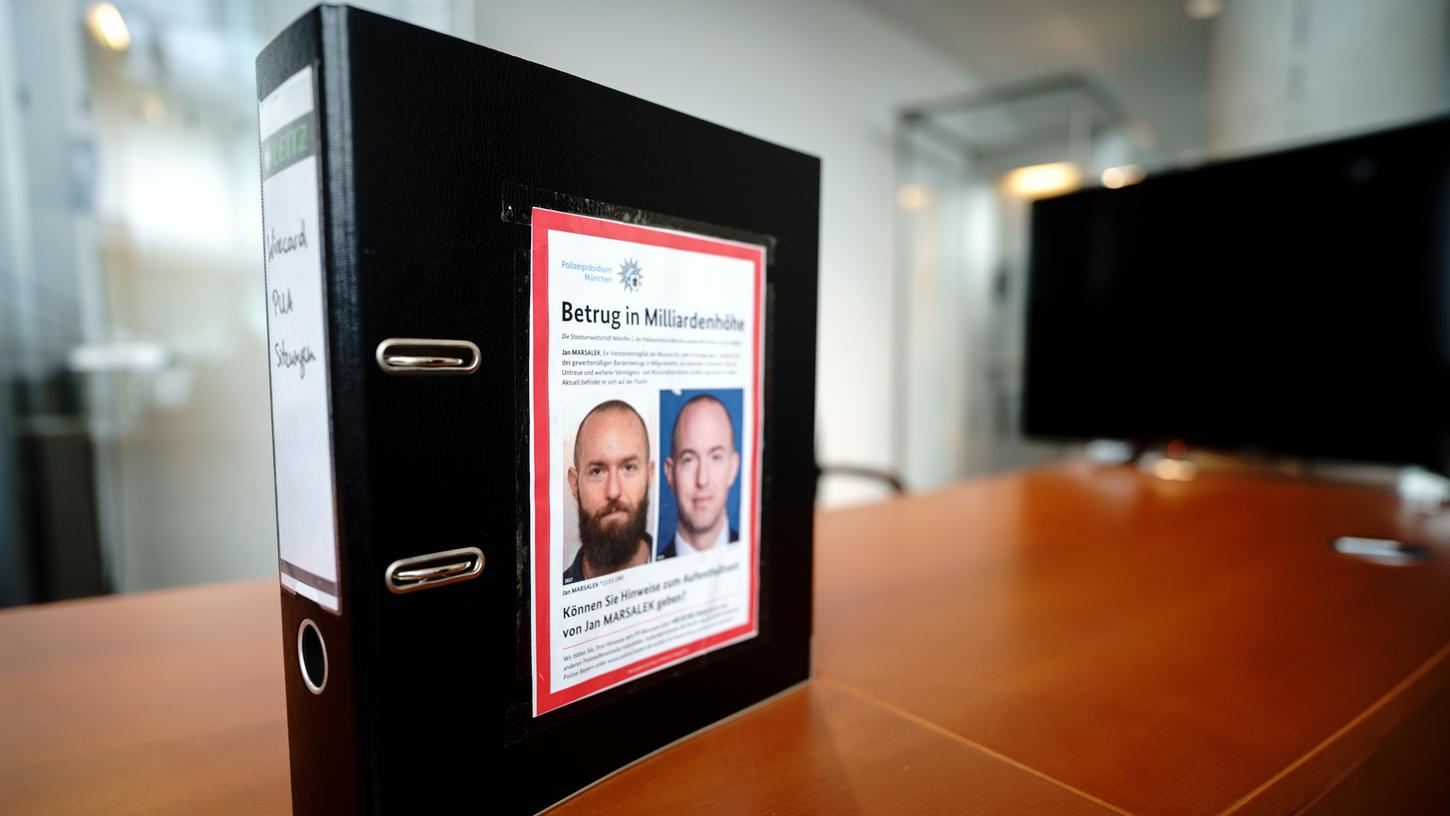 Weltweit gesucht: Auf dem Aktenordner eines Linken-Abgeordneten im Wirecard-Untersuchungsausschuss ist das Fahndungsplakat des flüchtigen Jan Masalek zu sehen.
Weltweit gesucht: Auf dem Aktenordner eines Linken-Abgeordneten im Wirecard-Untersuchungsausschuss ist das Fahndungsplakat des flüchtigen Jan Masalek zu sehen.