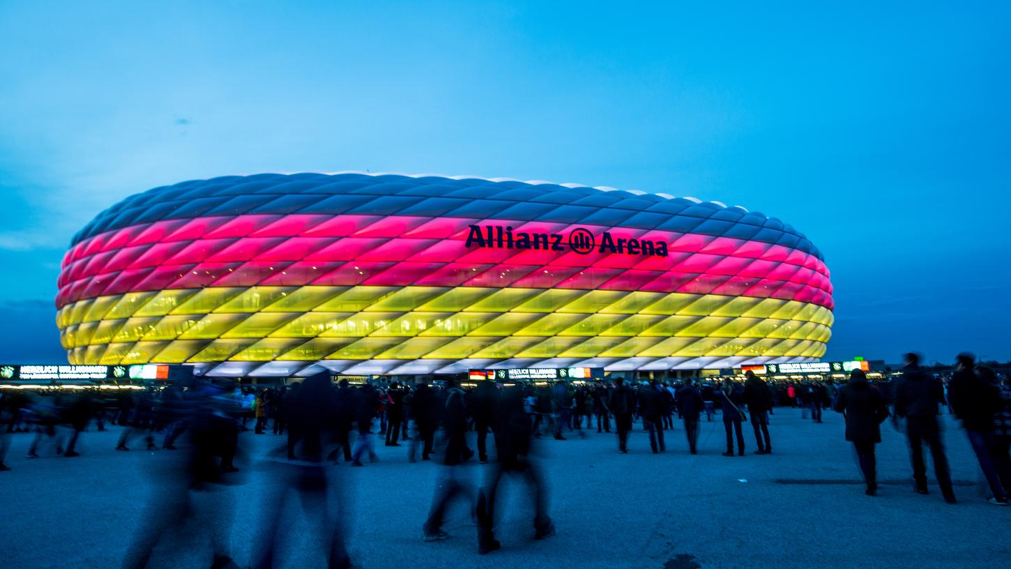 Die Allianz Arena in Schwarz-Rot-Gold: Noch ist unklar, ob hier während der Fußball-EM Spiele stattfinden werden oder nicht. 