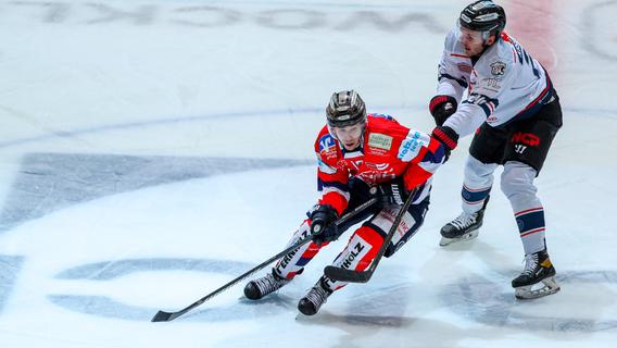 Und noch ein Zugang: Tim Fleischer kommt aus Iserlohn (hier im Zweikampf mit Max Kislinger). Und noch ein Zugang: Tim Fleischer kommt aus Iserlohn (hier im Zweikampf mit Max Kislinger).