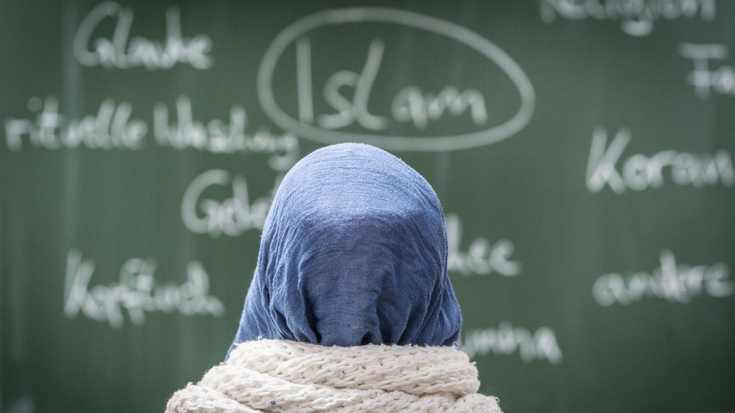 Im bayerischen Landtag debattieren die Abgeordneten über die Einführung eines Wahlpflichtfaches Islamischer Unterricht an den Schulen. Er soll ab kommendem Schuljahr starten.
Im bayerischen Landtag debattieren die Abgeordneten über die Einführung eines Wahlpflichtfaches Islamischer Unterricht an den Schulen. Er soll ab kommendem Schuljahr starten.